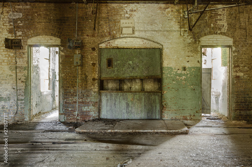 Foto Broken freight elevator left to rot in an abandoned factory