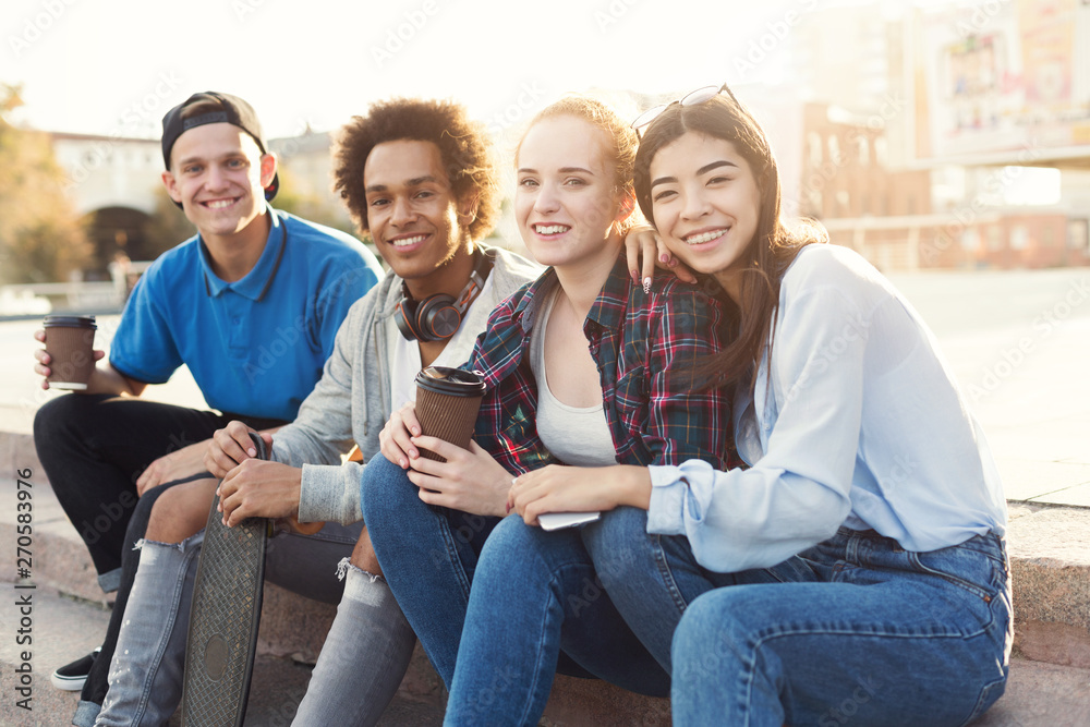 Obraz premium Grupa nastolatków spędzać czas w skate parku