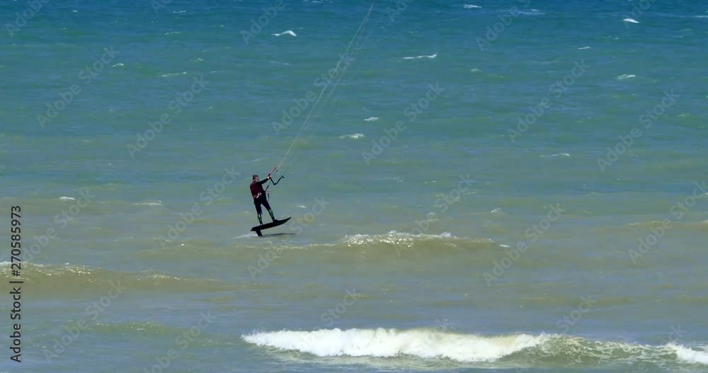 kite surfeur volant au dessus de l'eau grace à un foil