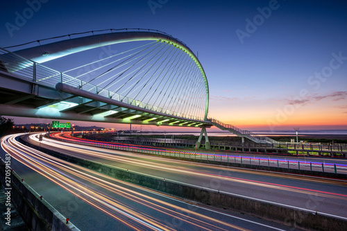 Obraz na płótnie harp bridge in hsinchu at dusk, Taiwan w salonie