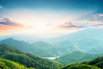 Glasbilder Natur Konzept des Weltumwelttages: Grüne Berge und schöne Himmelswolken unter dem blauen Himmel  © paul