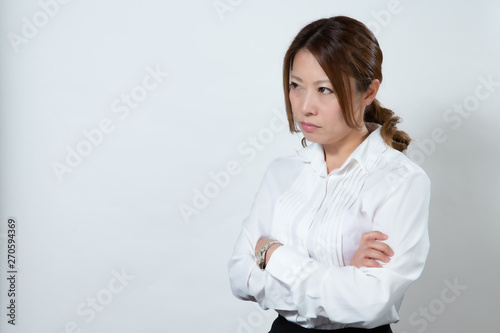 睨みつける女性２