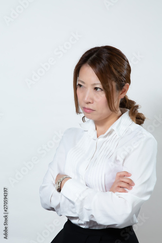 睨みつける女性