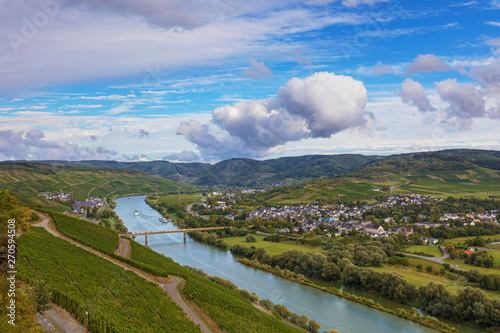 Blick vom Aussichtspunkt Brauneberger Juffer über die Mosel, Brauneberg und Mühlheim photo