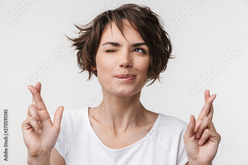 Canvas Print Portrait of cheerful woman with short brown hair in basic t-shirt keeping finger