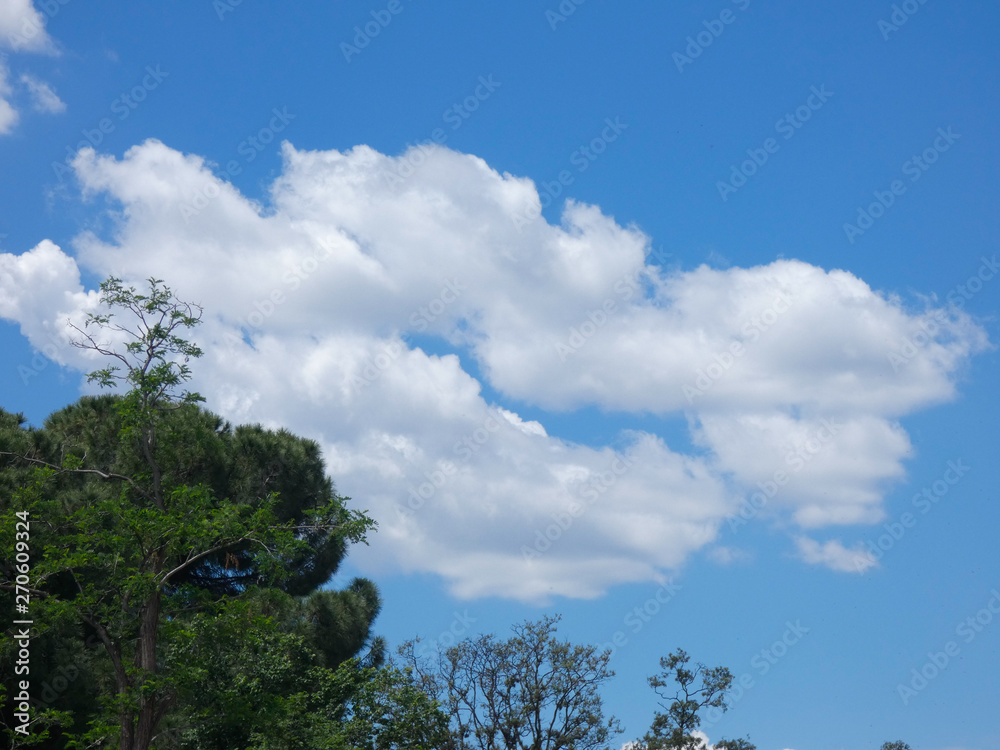 Nubes sobre Cielo azul, fotografía realizada en primavera Nubes sobre Cielo azul, fotografía realizada en primavera