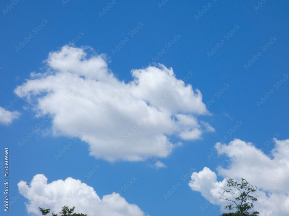 Nubes sobre Cielo azul, fotografía realizada en primavera Nubes sobre Cielo azul, fotografía realizada en primavera