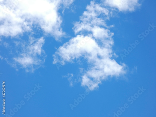 Nubes sobre Cielo azul  fotograf  a realizada en primavera