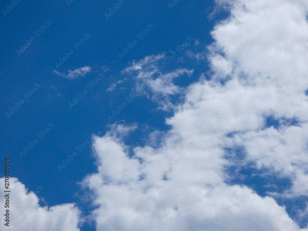 Nubes sobre Cielo azul, fotografía realizada en primavera Nubes sobre Cielo azul, fotografía realizada en primavera