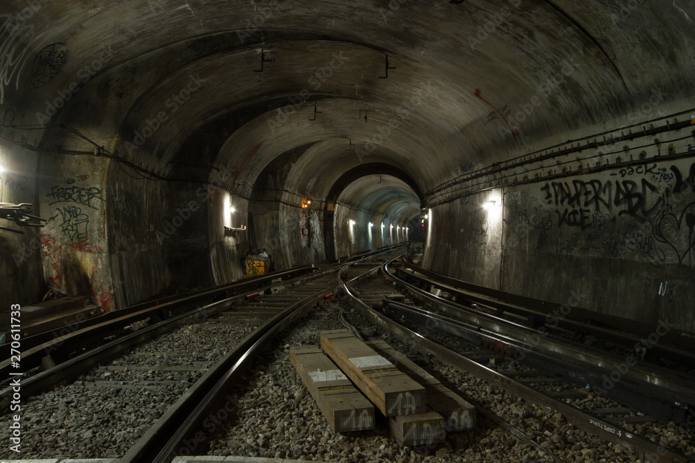 Fototapeta Eksploracja tuneli metra w Paryżu.