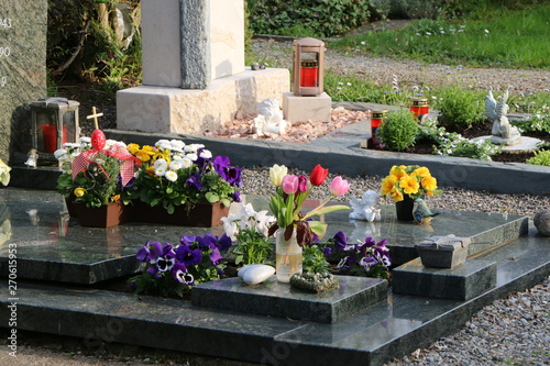 Obraz na płótnie Am Friedhof, frühlingshaft geschmückte Gräber zu Ostern, christlicher Friedhof in Deutschland w salonie