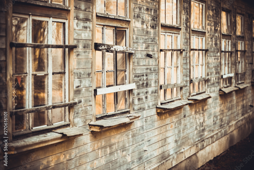 Φωτογραφία Wooden wall close-up and old wooden windows on the facade of an old house