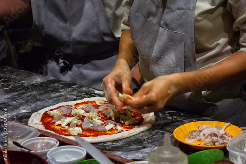 ピザ作り。 イタリンピッツァを調理するシェフ。マスタークラスで 学ぶ。 自家製ピザを準備する。