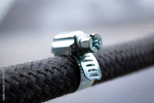 Ταπετσαρία metal clamp on pipe close up