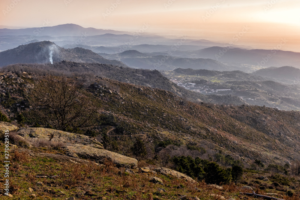 Fototapeta premium Amanecer en la Sierra de San Vicente. Toledo. España. Europa.