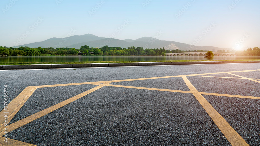 Obraz premium Road Pavement and Natural Landscape of Landscape..
