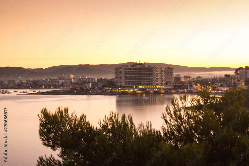 Fototapeta premium Hotel im Sonnenuntergang am Meer