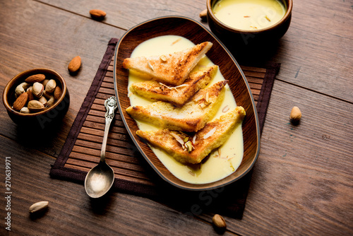 Fotografía shahi tukra/tukda or Double ka meetha is a bread pudding Indian sweet of fried b