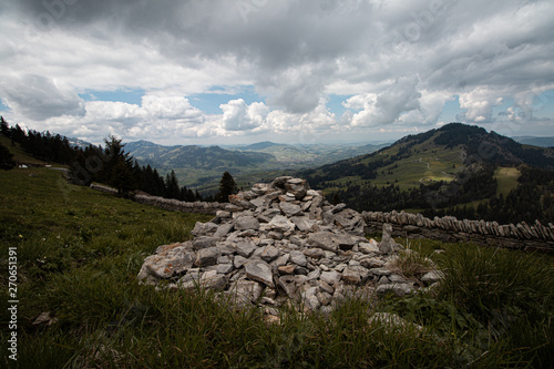 Panoramablick auf Appenzell über Steinhaufen