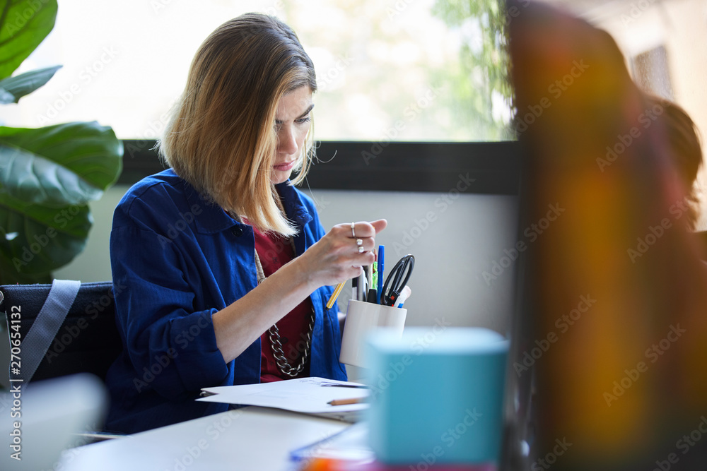 Professional Choosing Pen From Desk Organizer Professional Choosing Pen From Desk Organizer