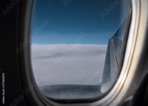 Paisaje desde la ventanilla del avión en el cielo azul