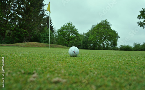 Golfball auf dem Grün