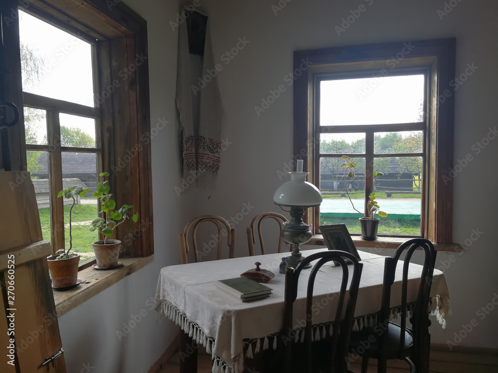 Obraz premium Old table and the old lamp of the teacher