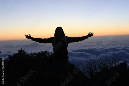 Silueta de libertad en montaña