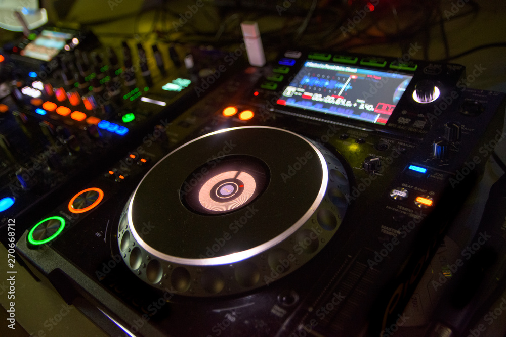 mesa de mezclas dj musica electronica controladora con disco Stock Photo |  Adobe Stock