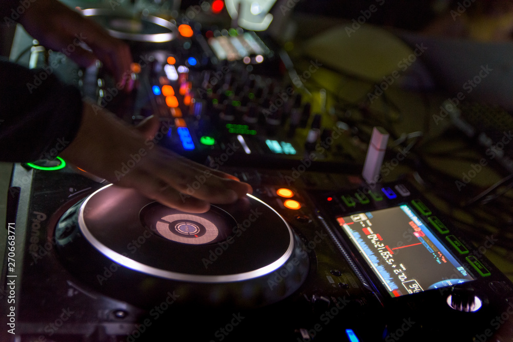Obraz premium dj mezclando en discoteca usando el plato