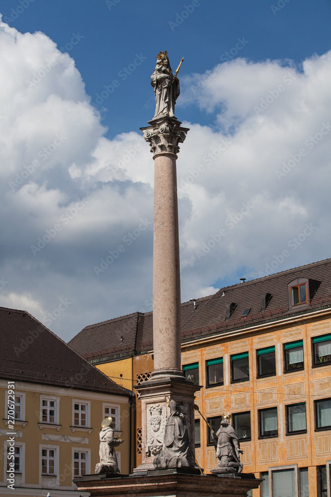 Freising - Hl. Maria auf dem Marienplatz vor weiß-blauem Himmel