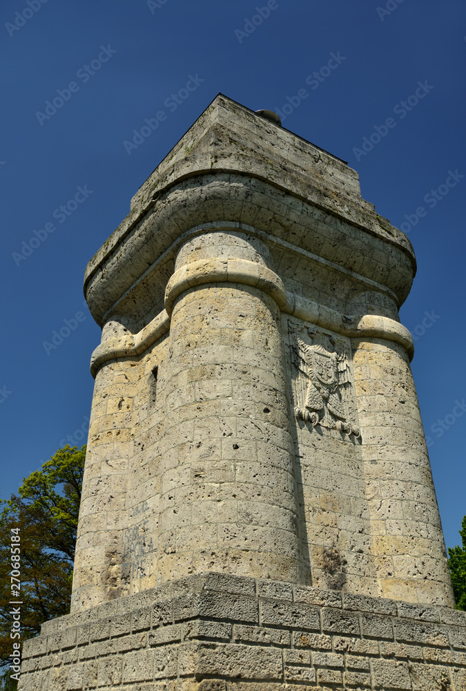 Bismarkturm bei Augsburg in Bayern vor blauem Himmel Bismarkturm bei Augsburg in Bayern vor blauem Himmel