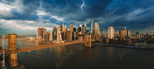 Fotografie Panorama of the lightning over Manhattan island and Brooklyn bridge during stormy sunset