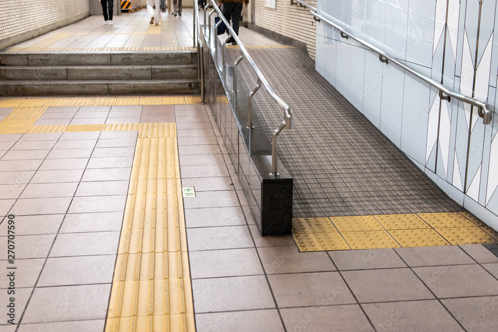 Foto 地下道 地下鉄の段差 スロープ