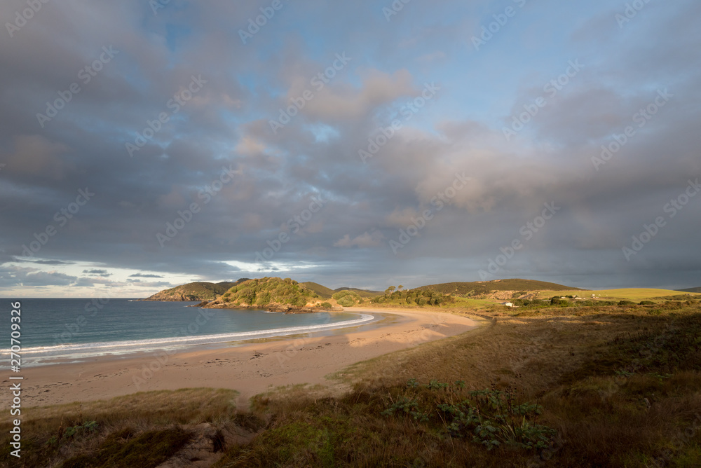 Φωτογραφία The deserted, sandy beach at Matai Bay in golden, late afternoon light, Karikari Peninsula, Northland, New Zealand