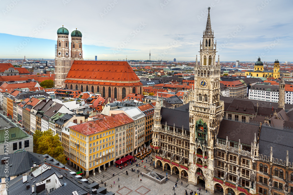Fototapeta premium Lotnicza panorama historycznego centrum Monachium z Nowym Ratuszem na Marienplatz i Frauenkirche. Niemcy