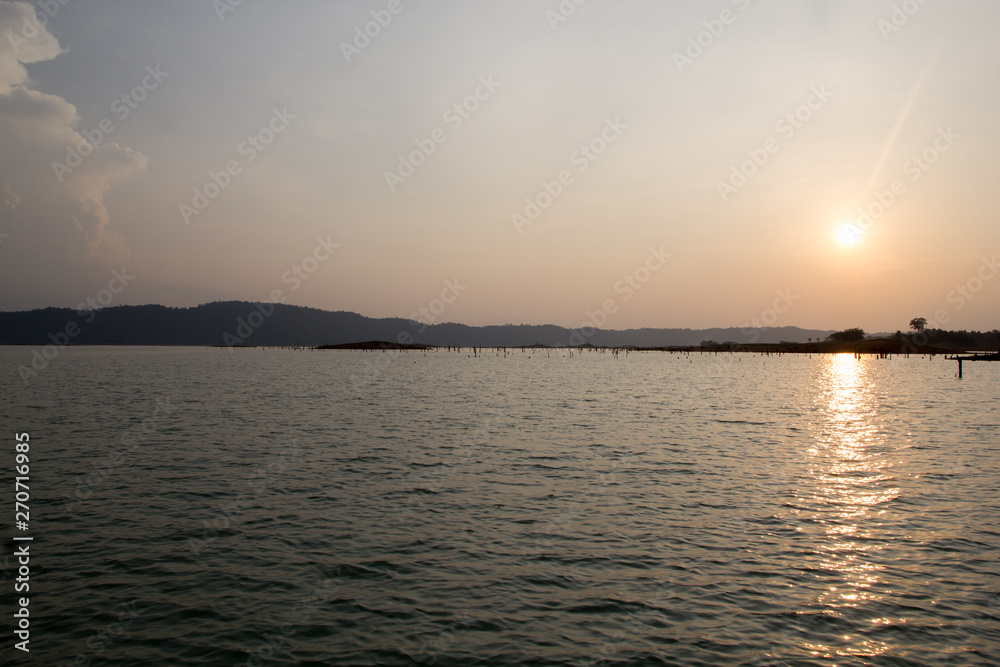 Obraz premium Lake view against sunset