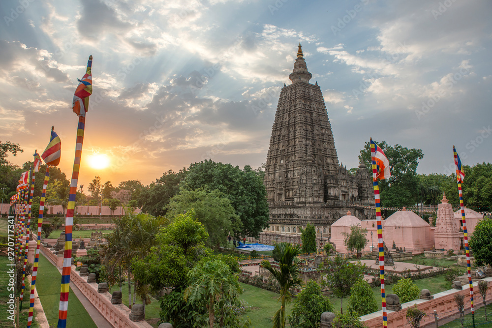 Obraz premium The side view of the stupa at Mahabodhi Temple Complex in Bodhgaya at sunset.