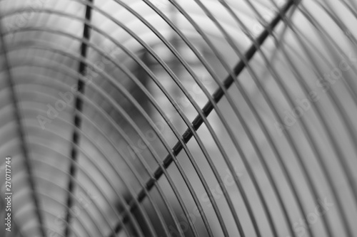 Bild auf Leinwand Close up a un ventilador gigante con sus aspas girando.