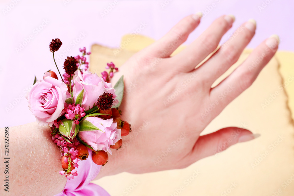 Steps of making wrist corsage for autumn wedding Steps of making wrist corsage for autumn wedding
