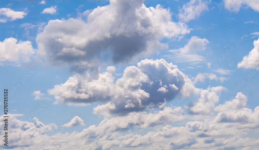 Obraz premium White clouds in the blue sky