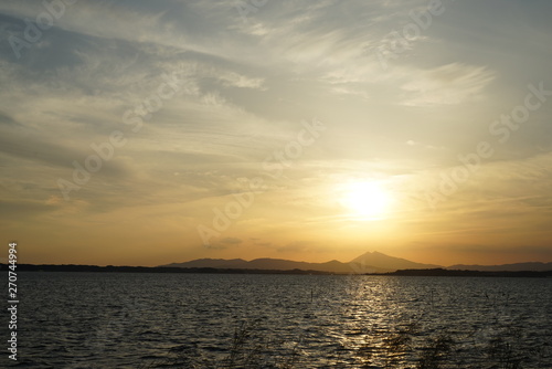 霞ヶ浦と筑波山と夕日 © tomo