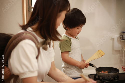 料理する親子