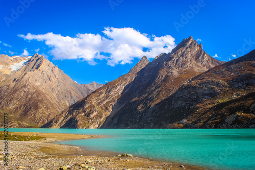Fototapeta Naklejka Na Ścianę i Meble -  Deep green water of Sheshnag Lake with Amarnath Mountains in the background