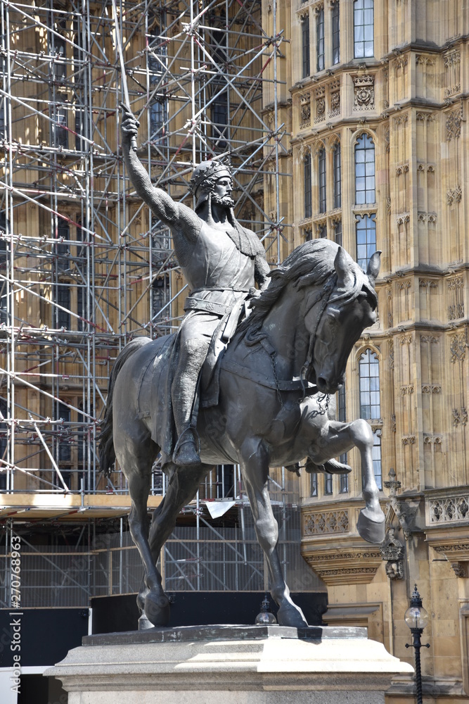 Obraz premium Statue of King Richard I or Richard the Lionheart outside the Houses of Parliament Westminster London England. King of England from 6 July 1189 until his death.