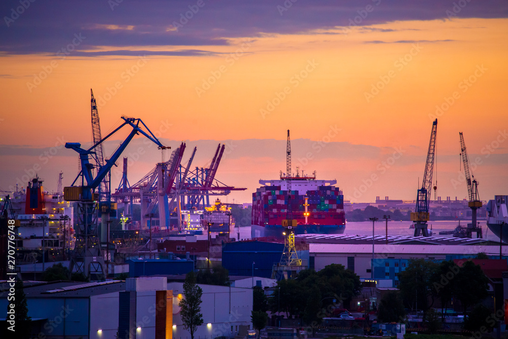 Containerschiff im Hafen Hamburg