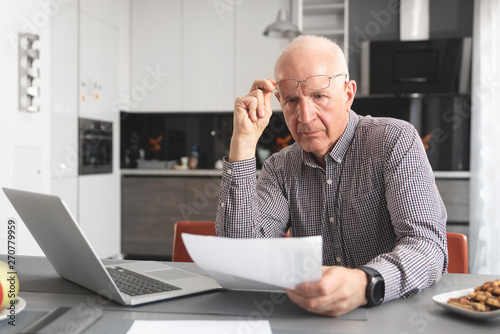 Konstfotografi Senior man worried about bills and savings