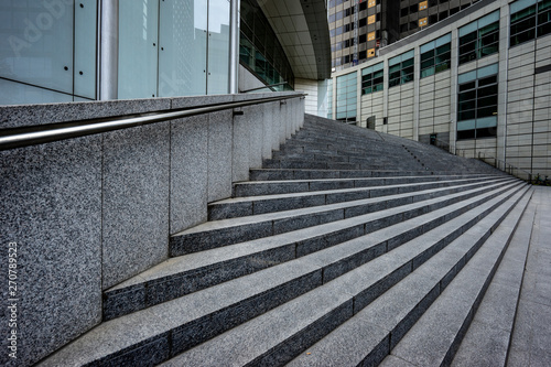 Treppe vor einem bankhochhaus in Frankfurt