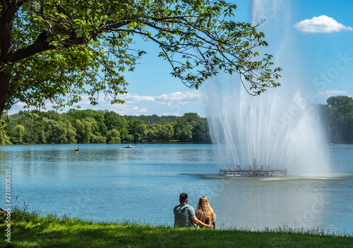 Liebespaar nimmt eine Auszeit am See im Frühling photo