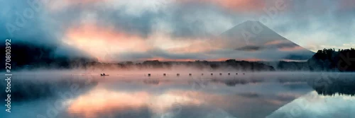 Obraz Piękny mistyczny wschód słońca nad jeziorem Shōji z górą Fuji w tle i łódką na pierwszym planie
